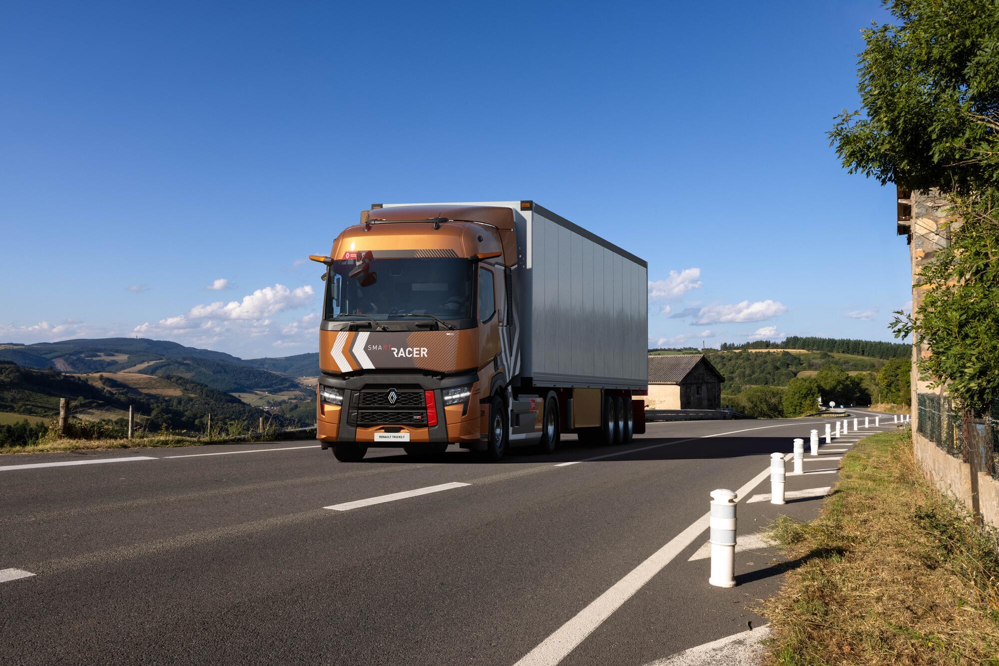Smart Racer, optimised to reduce CO2 emissions and fuel consumption, integrating rear-view cameras (CMS: Camera Monitoring System) in place of rear-view mirrors. Interior cab