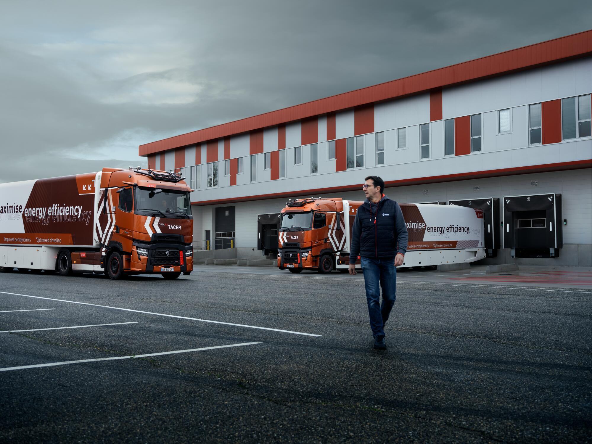 Model year 2025 : Renault Trucks T High Smart Racer in a logistics centre; lifestyle (Renault Trucks bodywarmer, Renault Trucks hoodie)