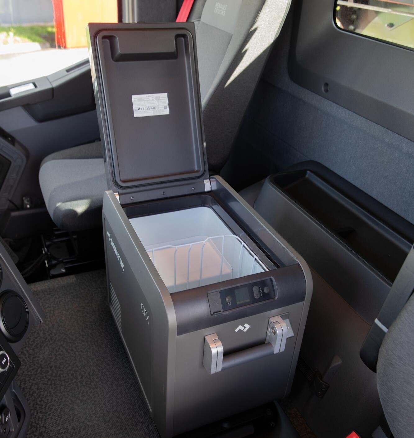 Stay cool — both inside the cab and outside — thanks to the DOMETIC CFX5 fridge, fitted as standard in day cabs. Capacity: 25 L. Temperature range: -22 °C to +20 °C. Flexible and portable