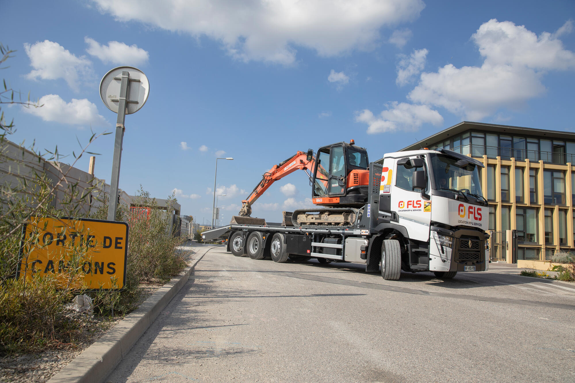 FLS, a company specialising in the hire of construction equipment and related services, has chosen the Renault Trucks C 8X2 Tridem to transport its machinery