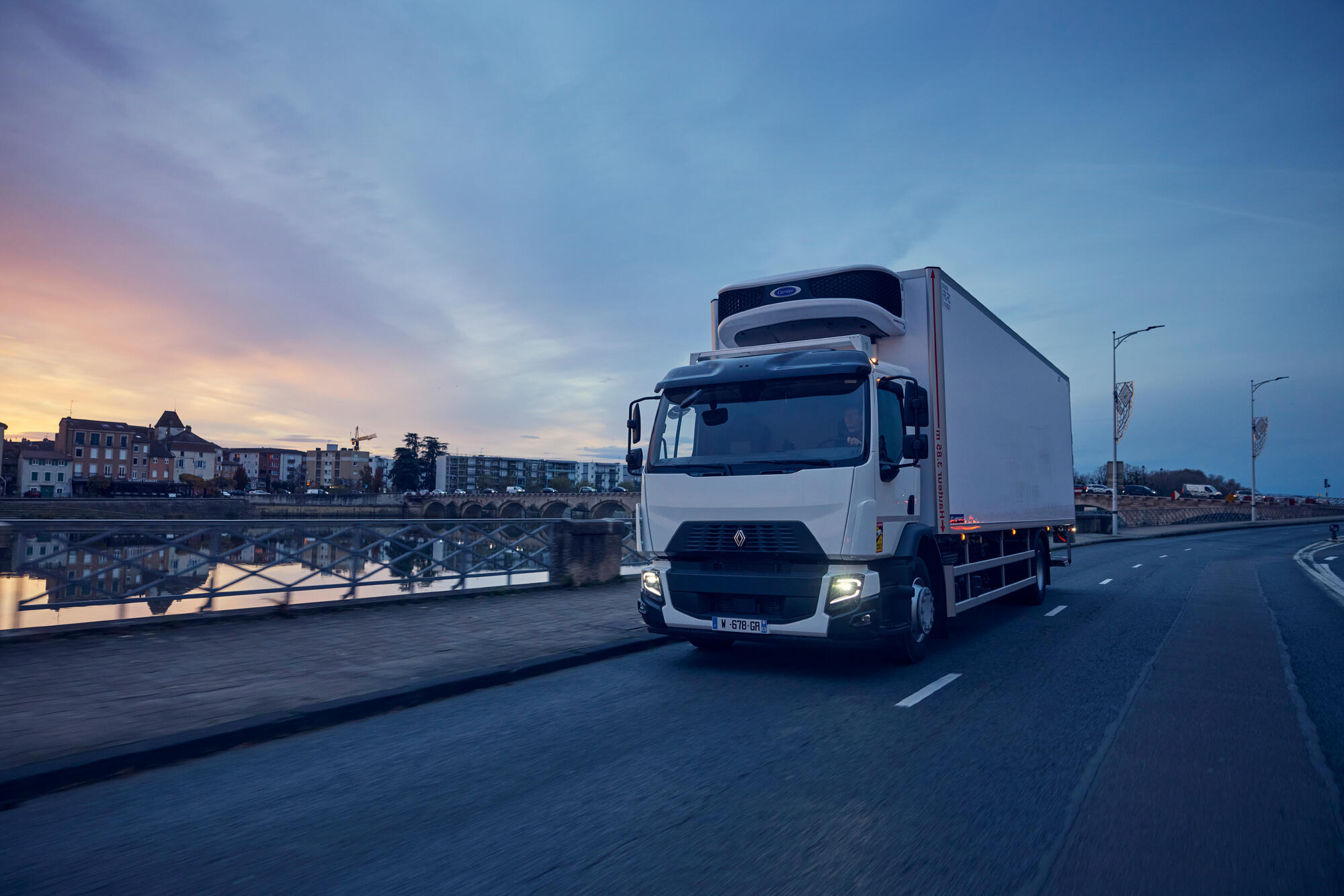 Renault Trucks D Wide 19-tonne model fitted with a Lamberet refrigerated body: city driving and deliveries