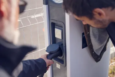 Decarbonisation Wheel – Stage 4 (we oversee implementation and support your operations): A Renault Trucks employee trains a customer in how to use the vehicle and the charging point