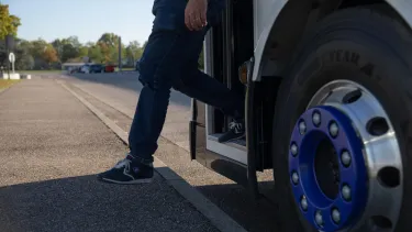 Renault Trucks E-Tech D Wide Lec right-hand drive, fitted with a bus-style sliding door