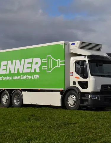 Pojazd należący do Rhyner Logistic będzie zaopatrywał sieć supermarketów Denner. Szwajcarski przewoźnik zamontował również panele słoneczne na zabudowie swojego pojazdu elektrycznego, aby zapewnić źródło zasilania agregatowi chłodniczemu.