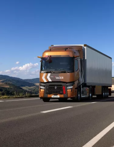 Smart Racer, optimised to reduce CO2 emissions and fuel consumption, integrating rear-view cameras (CMS: Camera Monitoring System) in place of rear-view mirrors. Interior cab