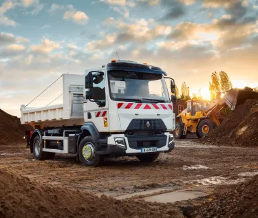 Renault Trucks D 12 tonnes / 14 tonnes équipé d'un bras Hiab dans une carrière de sable et graviers