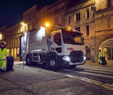 Renault Trucks D Wide 19 t équipé d'une benne à ordures ménagères (BOM) de marque Semat